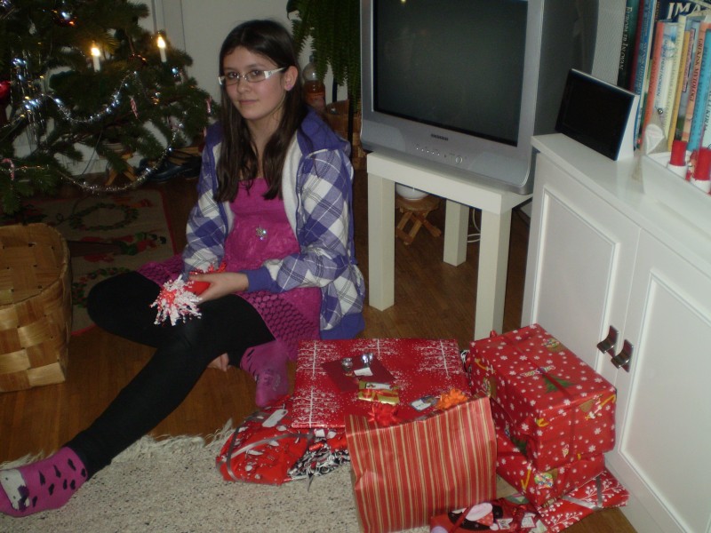 Elena med julklappar.