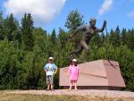 Matias och Paulina vid Siiri Rantanens staty vid Lahti Idrottscenter.