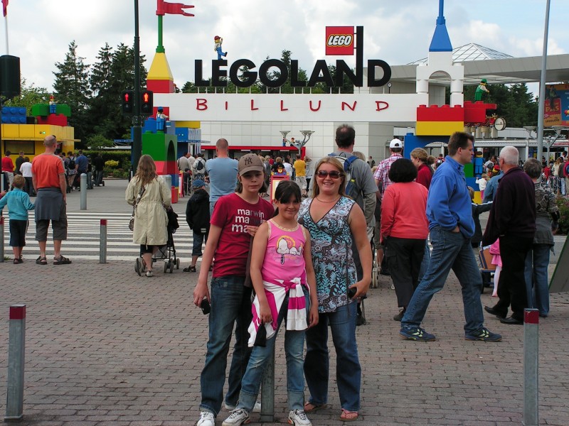 Yuri, Elena och Kia med Legolandskylten bakom sig.