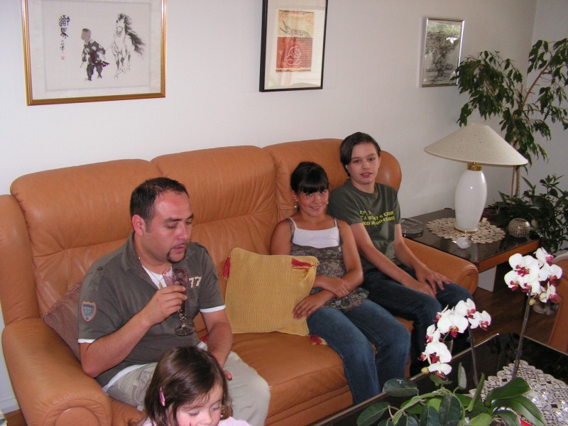 Pablo, Elena och Yuri i soffan.