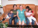 Tuula med alla barnbarnen.
Matias, Yuri, Tuula, Elena och Paulina.