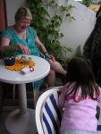 Paulina och mormor leker med solbadarfigurin.