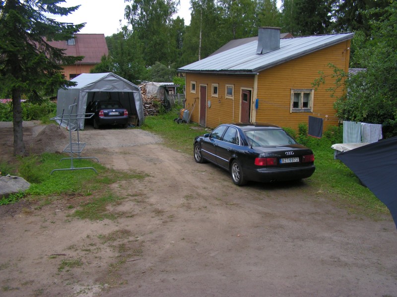 Garage samt en utebyggnad med bl.a. vedbod och en gammal bastu.